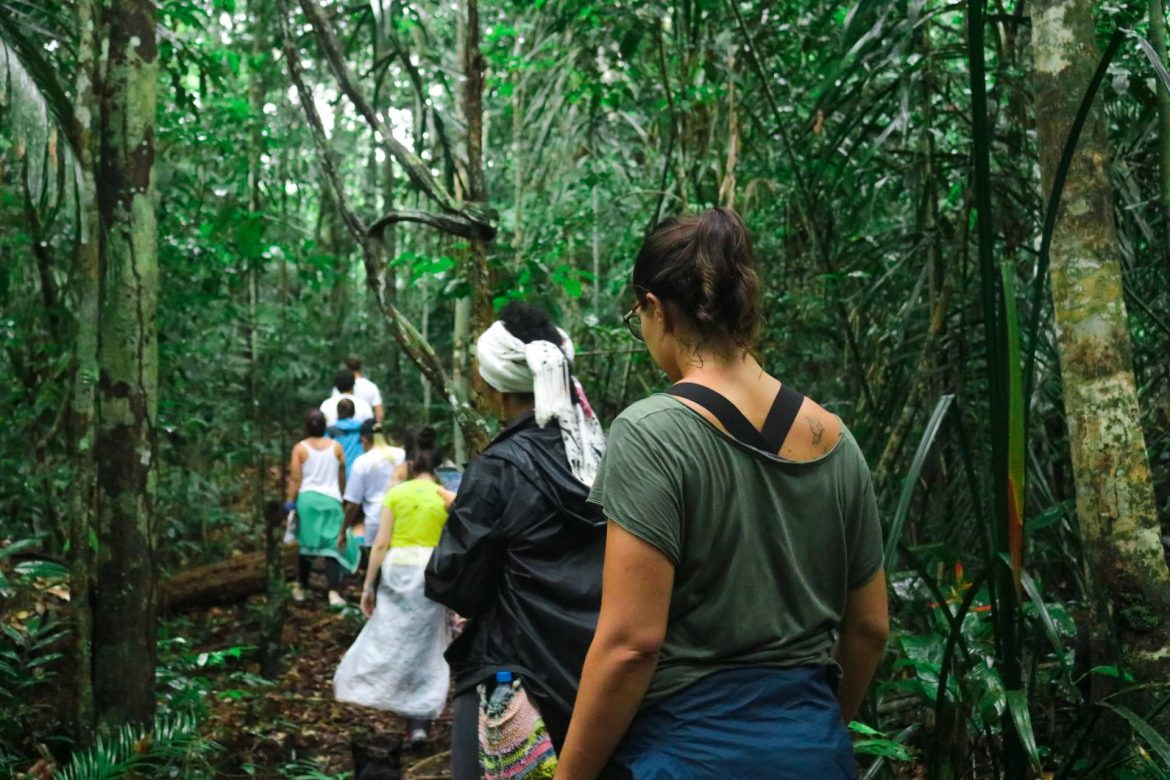 Pessoas fazendo trilha na Amazônia.