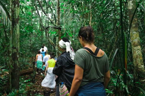 Pessoas fazendo trilha na Amazônia.