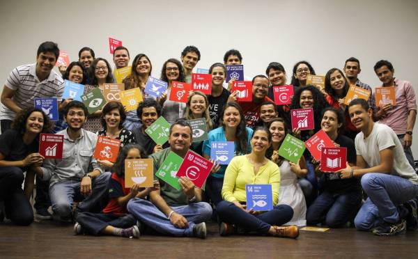 Equipe da Rede de Soluções para o Desenvolvimento Sustentável da Amazônia (SDSN Amazônia) reunida na sede em Manaus da Fundação Amazônia Sustentável (FAS).