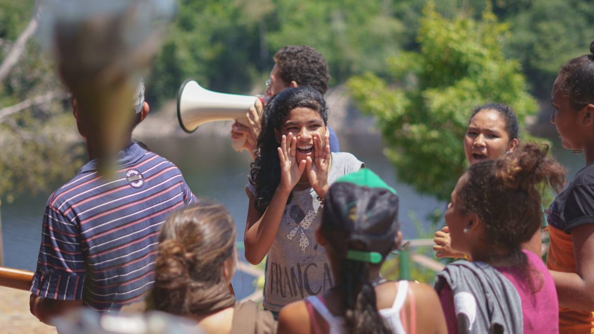 Jovens reunidos levando informações para sua comunidade.
