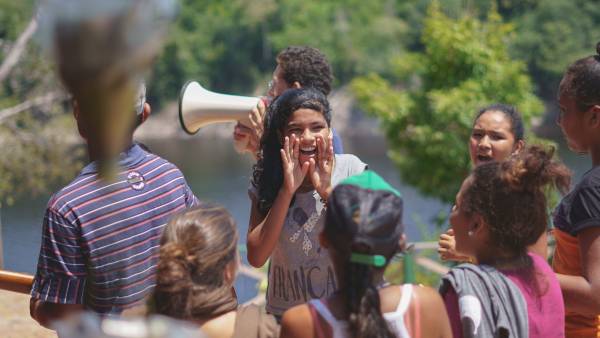 Jovens reunidos levando informações para sua comunidade.