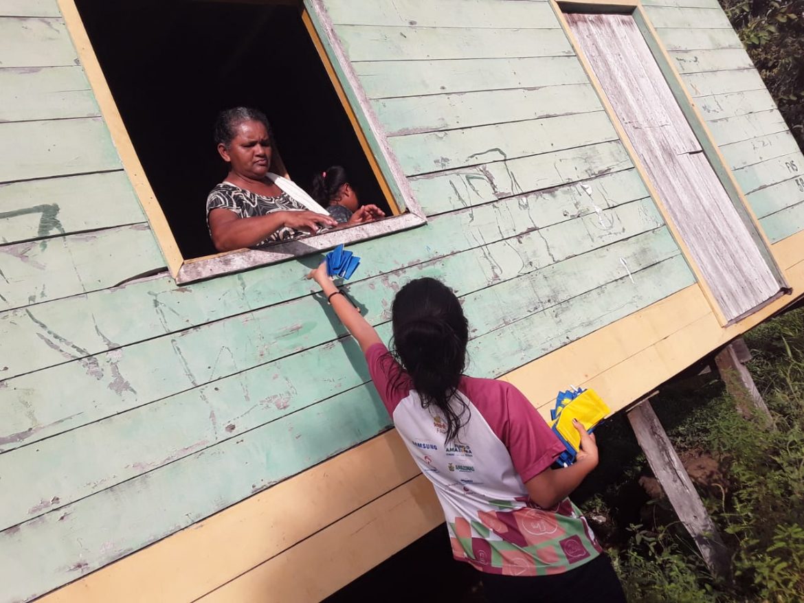 Jovem que participa de projeto realizado pela Fundação Amazônia Sustentável (FAS), passando informações para moradores de sua comunidade.