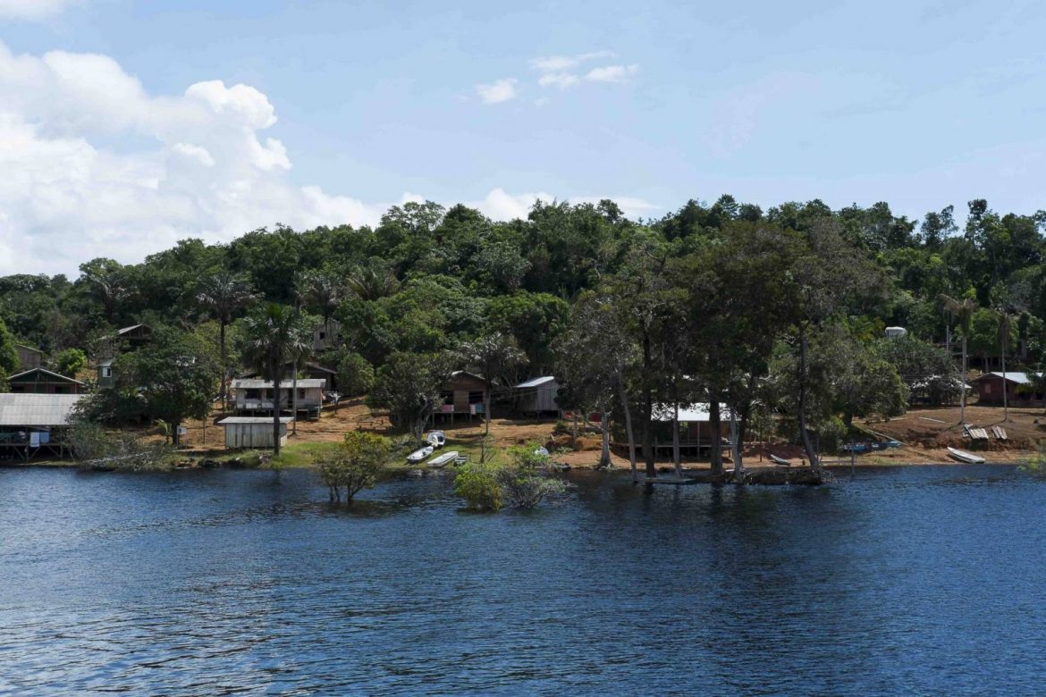 Comunidade ribeirinha no Amazonas.