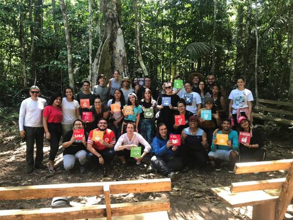 Jovens reunidos na Conferência Local da Juventude (LCOY) para debater questões climáticas no Brasil.