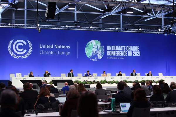 Pessoas reunidas durante a COP26.