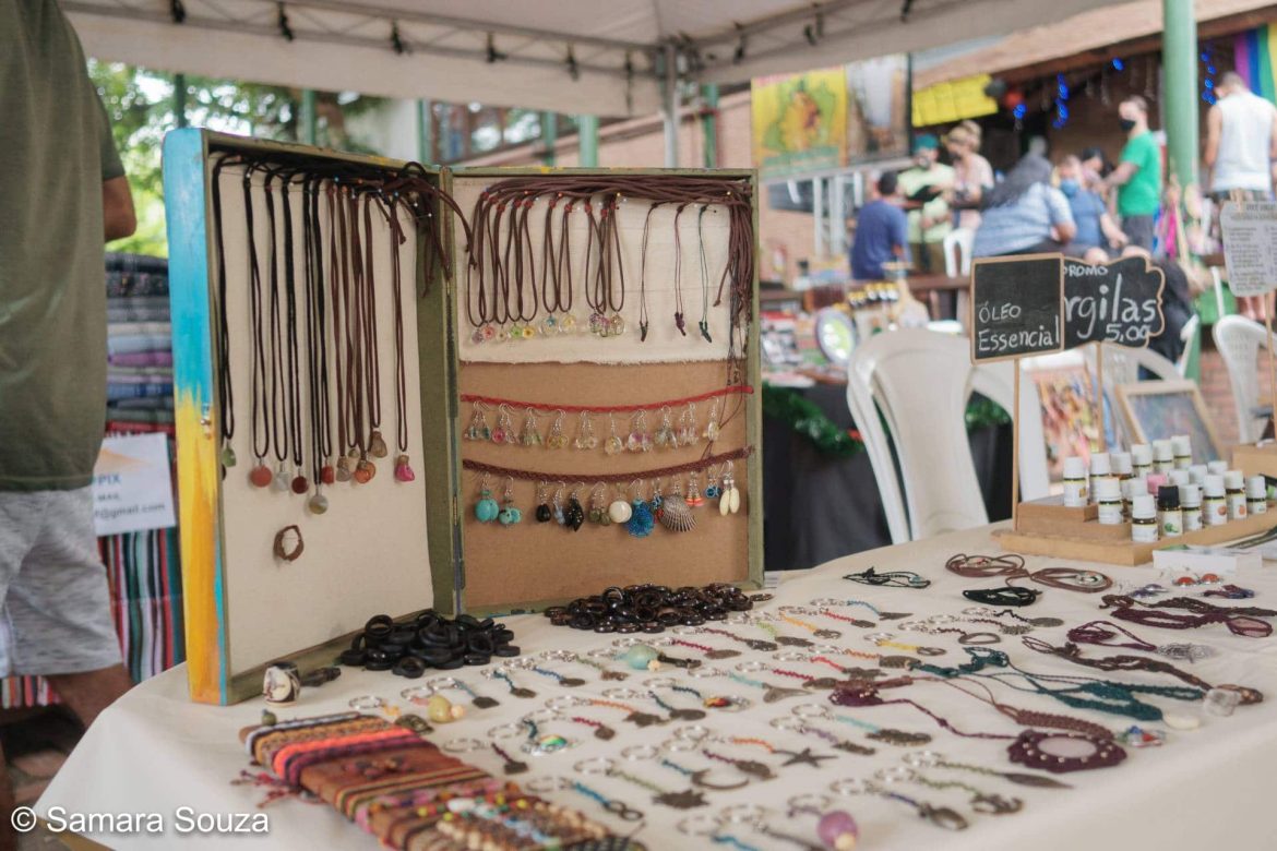 Artesanatos sendo expostos durante a Feira da FAS, realizada pela Fundação Amazônia Sustentável (FAS).