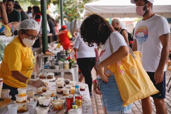 Mulher olhando os produtos ofertados na Feira da FAS, na sede da Fundação Amazônia Sustentável (FAS).