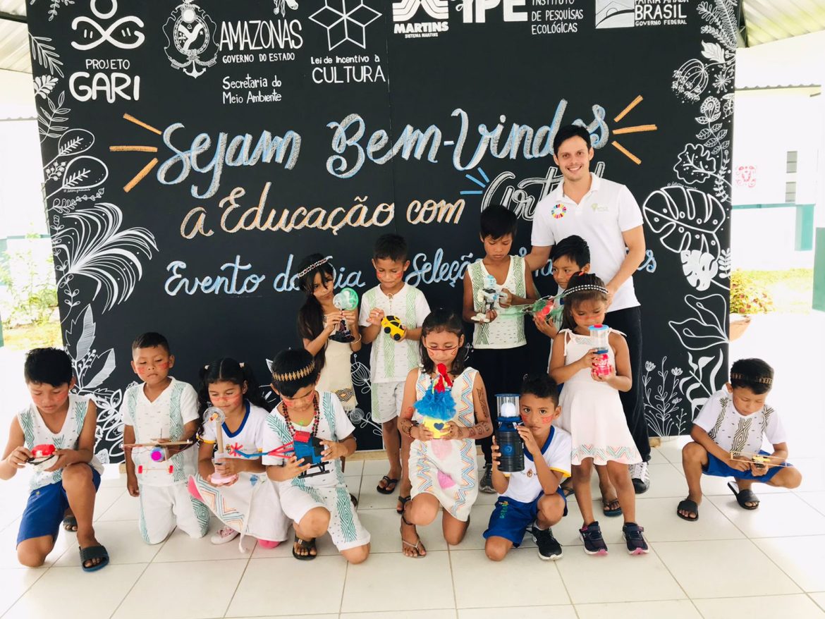 Crianças ribeirinhas tendo aula de robótica, na comunidade Três Unidos, no interior do Amazonas.