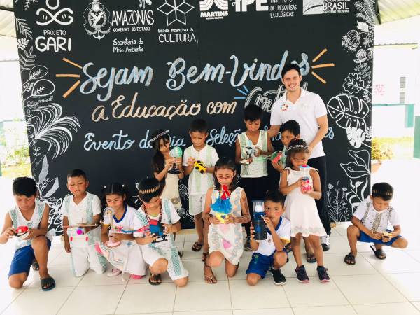 Crianças ribeirinhas tendo aula de robótica, na comunidade Três Unidos, no interior do Amazonas.