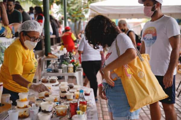 Mulher olhando os produtos ofertados na Feira da FAS, na sede da Fundação Amazônia Sustentável (FAS).