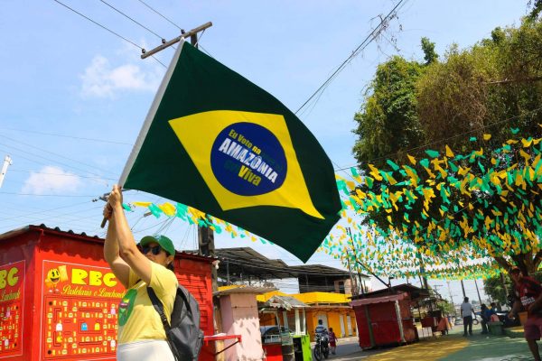Mulher segurando bandeira escrito 