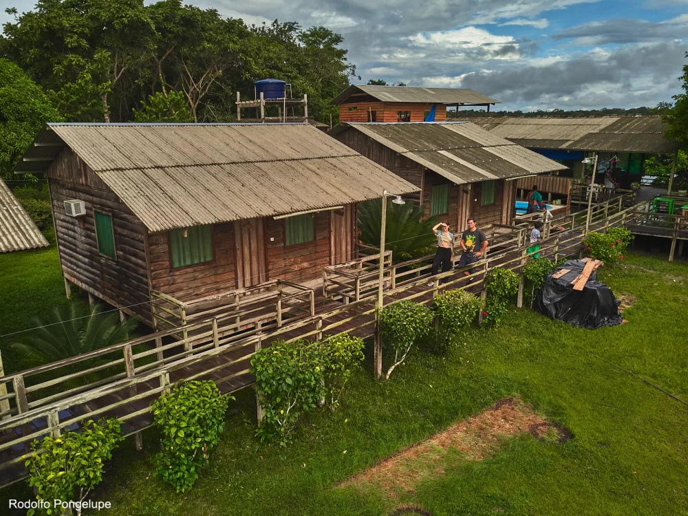 Foto aérea de pousada no Uatumã, localizada no Amazonas.