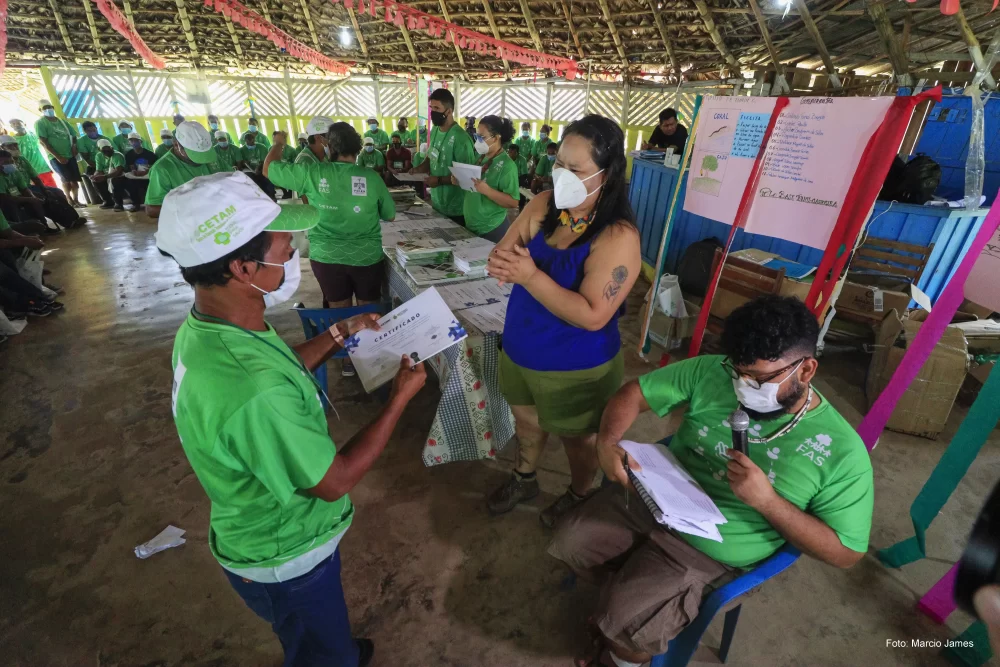 Mulher recebendo atendimento de saúde, em comunidade localizada no interior do Amazonas.