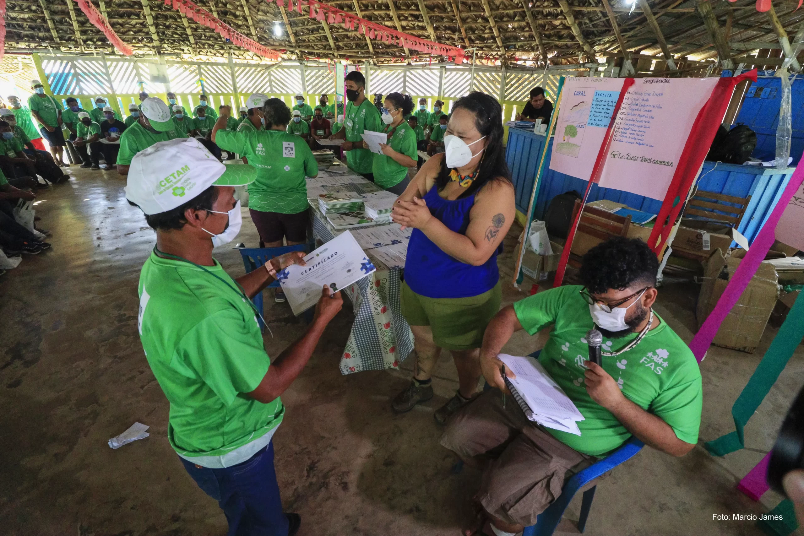 Mulher recebendo atendimento de saúde, em comunidade localizada no interior do Amazonas.
