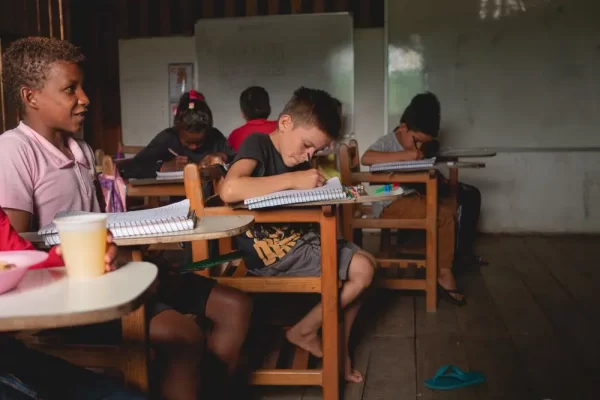 Crianças tendo aula na comunidade Paraíso, localizada a Reserva de Desenvolvimento Sustentável (RDS) do Cujubim, no município de Jutaí.