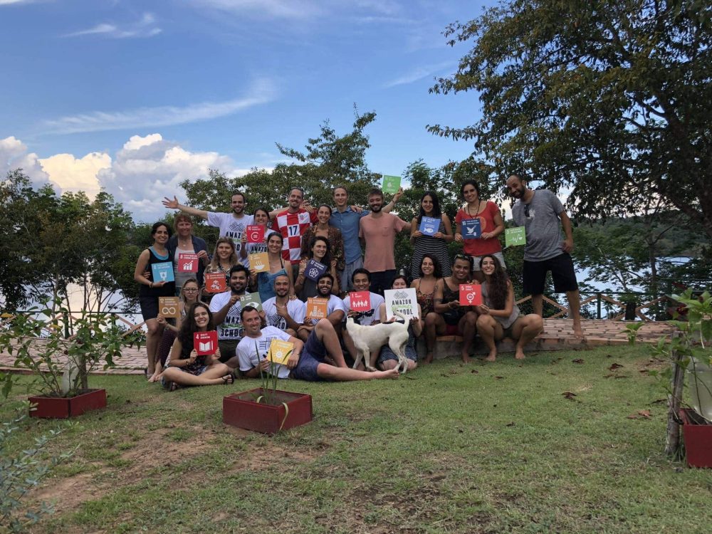 Grupo de pessoas reunidas na comunidade Tumbira, no Amazonas.