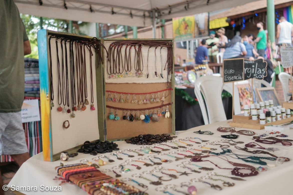 Vários artesanatos expostos em uma mesa no evento chamado Feira da FAS, realizado pela Fundação Amazônia Sustentável.