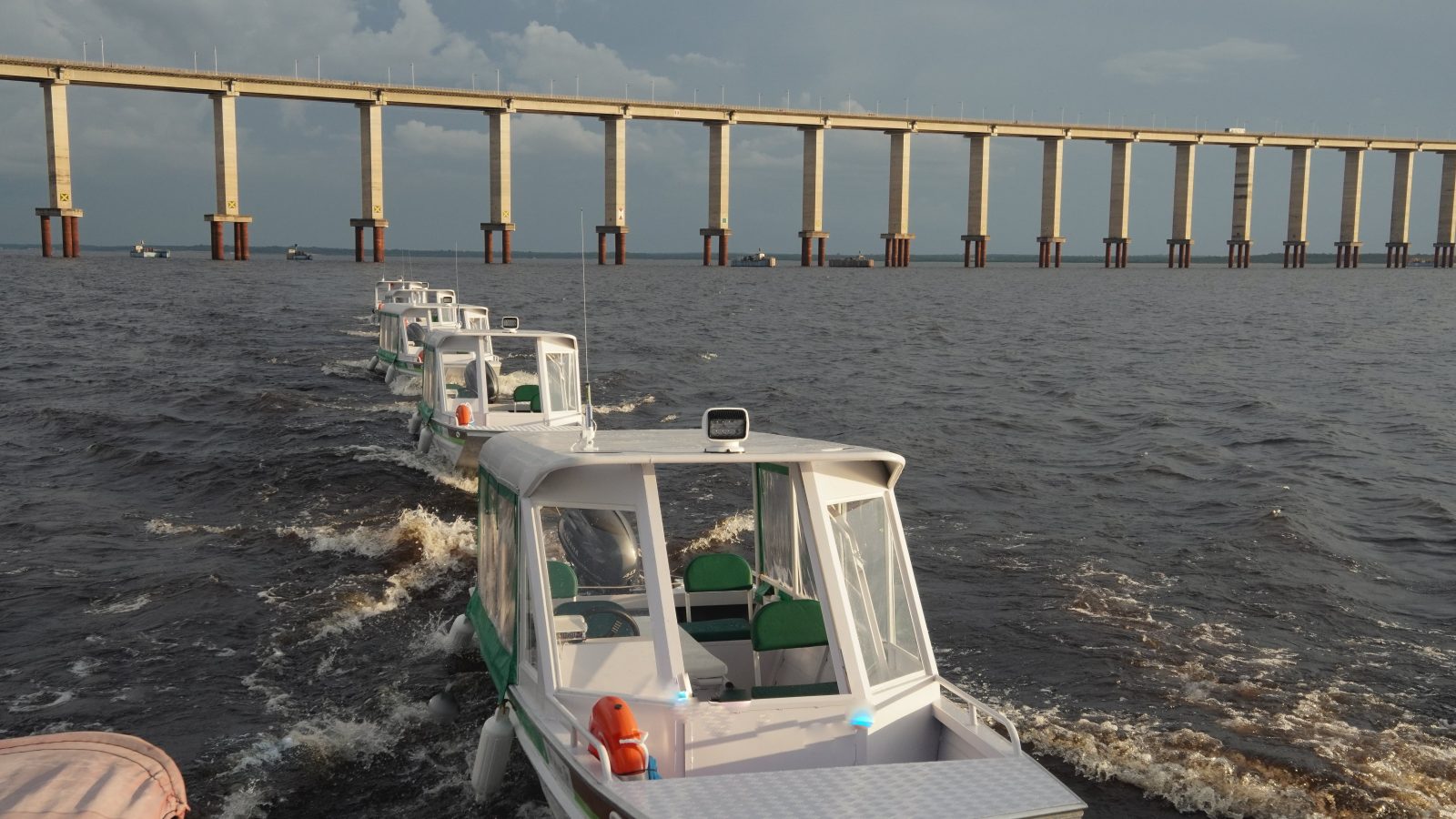 Ambulanchas sendo levadas pelo barco no meio do Rio Negro, no Amazonas.