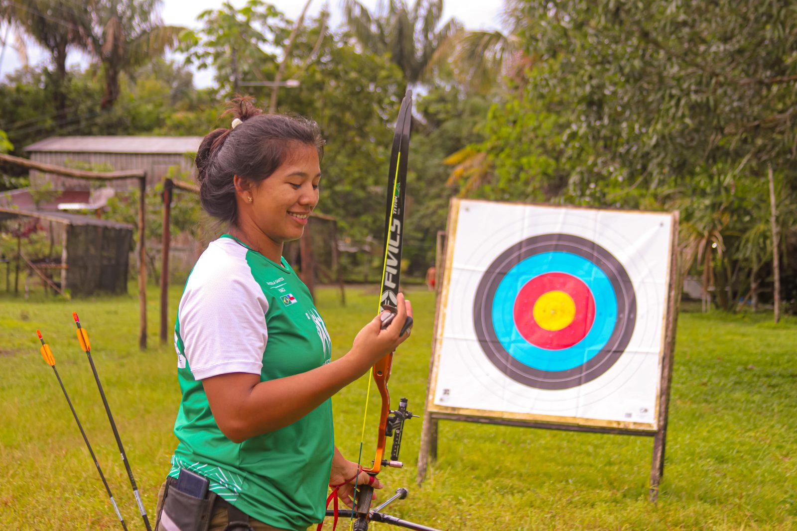 Jovem arqueira realizando seu treinamento.