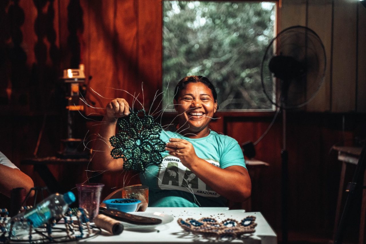 Moradora da Comunidade do Saracá, no Amazonas, fazendo seu artesanato.