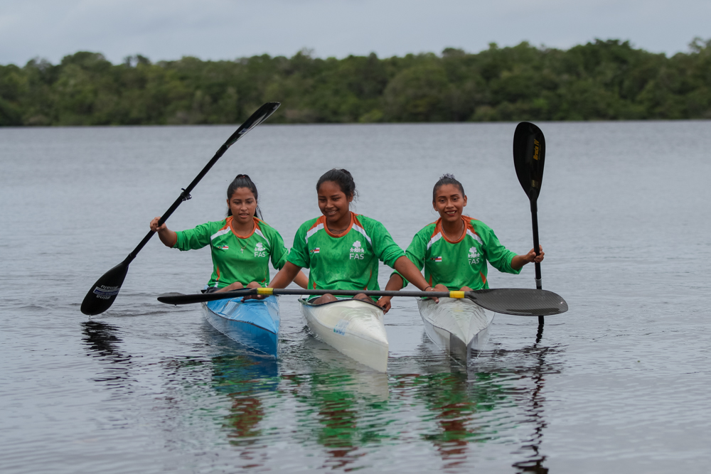 Garotas praticando canoagem em sua comunidade no interior do Amazonas. O projeto é apoiado pela Fundação Amazônia Sustentável (FAS).