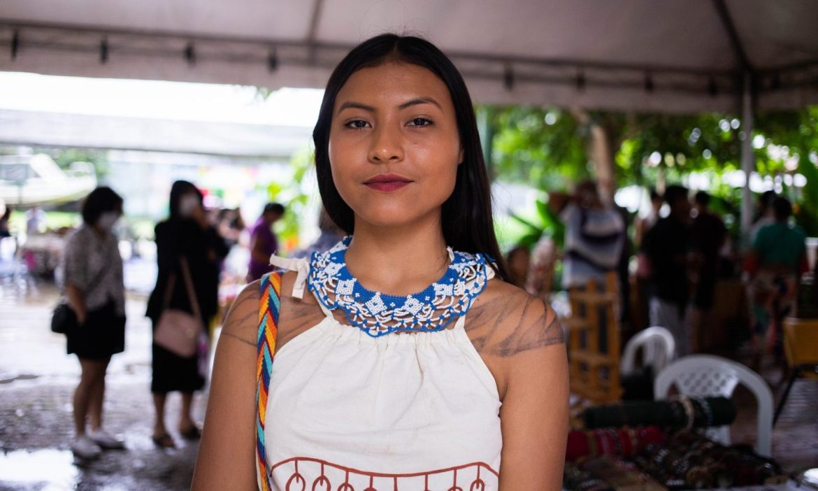 Mulher indígena participando da Feira da FAS, evento realizado pela Fundação Amazônia Sustentável (FAS).