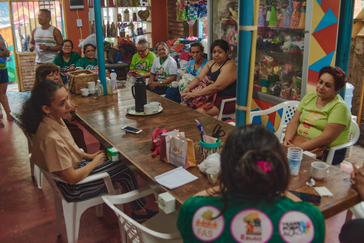 Mulheres reunidas durante atividade da Virada Sustentável Manaus, realizada pela Fundação Amazônia Sustentável (FAS).