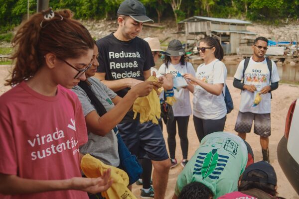 Voluntários em atividade realizada durante a Virada Sustentável Manaus.