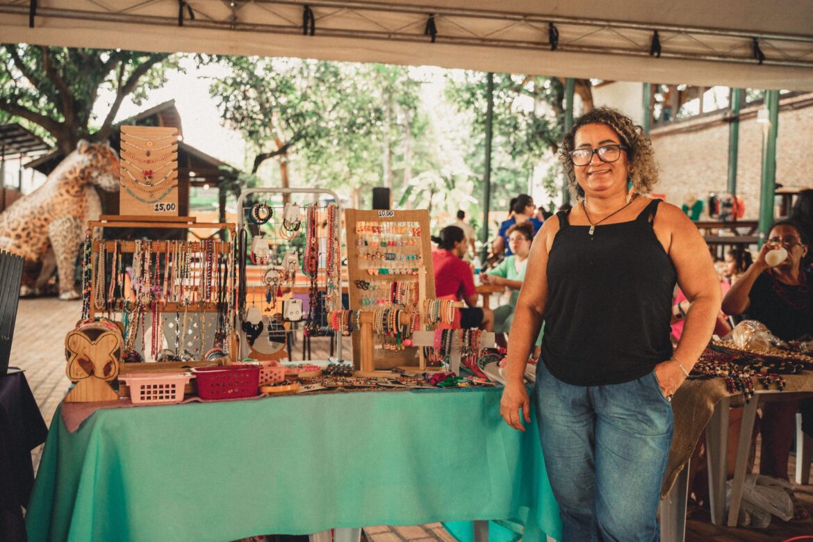 Expositora com seu stand montado na Feira da FAS, realizada na Fundação Amazônia Sustentável (FAS).