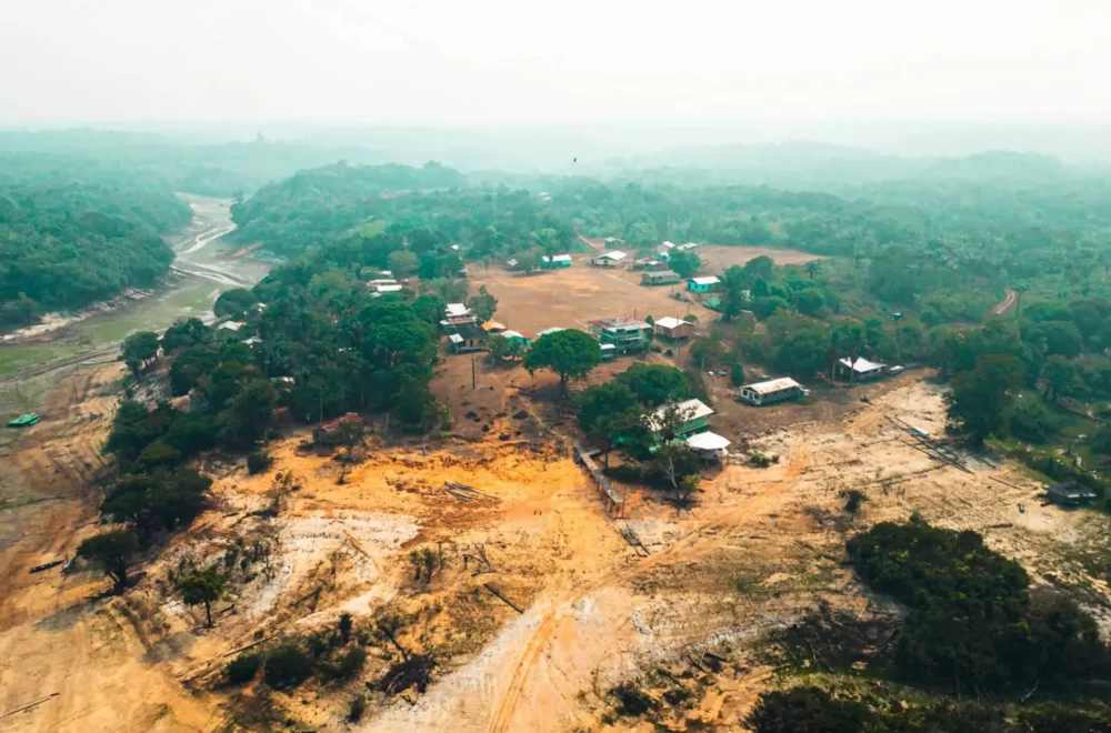 Comunidade no interior do Amazonas vivenciando a seca histórica de 2023.
